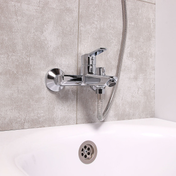 Смеситель для ванны Milardo Stripe, короткий излив, однорычажный, с лейкой